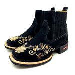 BOTINA EM COURO NOBUCK PRETO BORDADO FLORES BEGE E MARROM COM METAIS 