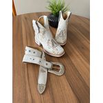 COMBO BOTINA CANO MÉDIO EM COURO BRANCO BORDADO NOSSA SENHORA E FLORES BEGE + CINTO