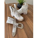 COMBO BOTINA CANO MÉDIO EM COURO BRANCO BORDADO NOSSA SENHORA E FLORES BEGE + CINTO