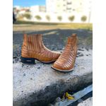 BOTINA EM COURO CARAMELO ESCAMADA