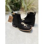 BOTINA CANO CURTO EM COURO NOBUCK ESTILIZADO EM PEIXE PRETO BORDADO CASAL COUNTRY BEGE