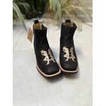 BOTINA CANO CURTO EM COURO NOBUCK ESTILIZADO EM PEIXE PRETO BORDADO CASAL COUNTRY BEGE