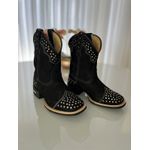 BOTA CAPOTINHA EM COURO PRETO COM METAIS