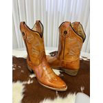 BOTA TEXANA CANO CAPOTINHA EM COURO LATEGO MOSTARDA BORDADA BICO FINO MADEIRA