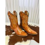 BOTA TEXANA CANO CAPOTINHA EM COURO LATEGO MOSTARDA BORDADA BICO FINO MADEIRA