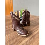 BOTA TEXANA CANO CAPOTINHA EM COURO LÁTEGO MARROM BORDADO BEGE CAVALO