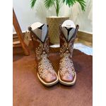 BOTA TEXANA CANO CAPOTINHA EM COURO MUSTANG BORDADO FLORES COM METAIS STRASS