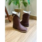 BOTA TEXANA EM COURO LÁTEGO MARROM CANO CAPOTINHA BORDADO TRIBAL E RAMOS