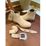 COMBO BOTINA CANO CURTO EM COURO NOBUCK AREIA BÁSICA FLORÃO + CINTO TOURO MARROM