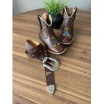 COMBO BOTINA CANO MÉDIO EM COURO LATEGO MARROM BORDADO NOSSA SENHORA + CINTO COM NOME PERSONALIZADO