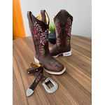 COMBO BOTA TEXANA + CINTO EM COURO BORDADO CAVALO + FLORES ROSA + NOME
