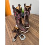 COMBO BOTA TEXANA + CINTO EM COURO BORDADO CAVALO + FLORES ROSA + NOME