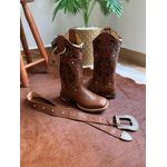COMBO BOTA TEXANA + CINTO COURO MUSTANG BORDADO TRIBAL COM TRICE