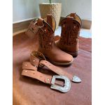 COMBO BOTA TEXANA EM COURO CANO CAPOTINHA BORDADO LARANJA E PRETO SOLADO DE MADEIRA + STRASS + CINTO COM NOME PERSONALIZADO