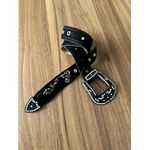 COMBO BOTA TEXANA EM COURO NOBUCK PRETO BORDADO TRIBAL BEGE COM TRICE + CINTO