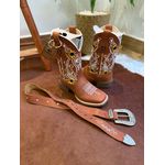 COMBO BOTA TEXANA EM COURO HORSE TELHA BORDADO GIRASSOL AMARELO E BRANCO + CINTO FLORES