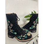COTURNO COUNTRY EM COURO PRETO BORDADO VERDE COM BRILHANTES
