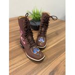 COTURNO COUNTRY EM COURO MARROM BORDADO FLORES ROSA E NOSSA SENHORA AZUL COM STRASS E FRANJA