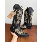 BOTA TEXANA EM COURO PRETO FOLHAS BEGE BICO FINO SOLAOD PVC