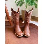 PRONTA ENTREGA - BOTA TEXANA EM COURO MUSTANG BORDADO TRIBAL E FLORAO BEGE
