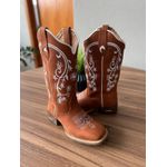 BOTA TEXANA EM COURO BORDADO FLORES BRANCO SOLADO MARROM