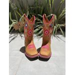 BOTA TEXANA EM COURO BORDADA COM PUXADOR SOLADO VIRA ROSA