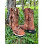 BOTA TEXANA EM COURO BORDADO TRIBAL COM TRICE E CORDINHAS 