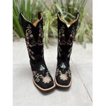 BOTA TEXANA EM COURO PRETO BORDADO FLORES + NOSSA SENHORA + METAIS STRASS