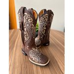 BOTA TEXANA EM COURO CAFE BORDADO TRIBAL COM CORDINHAS 