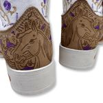 BOTA TEXANA EM COURO A LASER PINTURA CAVALO E BORDADO FLORES ROXO CANO TRADICIONAL 