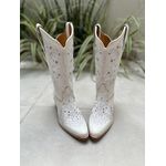 BOTA TEXANA EM COURO E BORDADOS BRANCO COM METAIS BICO FINO