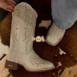 BOTA TEXANA EM COURO OFF WHITE BORDADO TRIBAL COM METAIS E STRASS