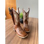 KIT TEXANA EM COURO BORDADO BEGE + BAINHA + FACA COM METAIS E NOME PERSONALIZADO 