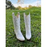 BOTA TEXANA EM COURO BRANCO COM METAIS BICO FINO SOLADO MADEIRA 