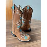 BOTA TEXANA EM COURO MARROM BORDADO FLORES AZUL E BRANCO BICO REDONDO 