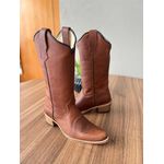BOTA TEXANA EM COURO BORDADO FLORÃO BICO FINO SOLADO MADEIRA 