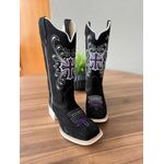 BOTA TEXANA EM COURO NOBUCK PRETO BORDADO CRUZ E FLORÃO DETALHES ROXO 