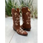 BOTA TEXANA EM COURO MARROM BORDADO CRUZ COM METAIS BICO FINO 