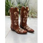BOTA TEXANA EM COURO MARROM BORDADO CRUZ COM METAIS BICO FINO 
