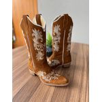 BOTA TEXANA EM COURO NOBUCK BORDADO RAMOS BICO FINO SOLADO MADEIRA 