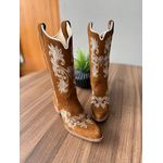 BOTA TEXANA EM COURO NOBUCK BORDADO RAMOS BICO FINO SOLADO MADEIRA 