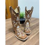 BOTA TEXANA EM COURO CARAMELO BORDADO FLORES + NOSSA SENHORA SOLADO MARROM