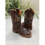 BOTA TEXANA EM COURO MARROM COM BORDADO CRUZ A LASER GLITTER PRETO + METAIS CANO TRADICIONAL