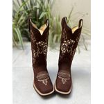 BOTA TEXANA EM COURO NOBUCK MARROM BORDADO CAVALO + NOSSA SENHORA