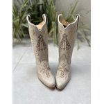 BOTA TEXANA EM COURO OFF WHITE BORDADO NOSSA SENHORA + CRUZ BICO FINO SOLADO DE MADEIRA