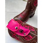 KIT BOTA TEXANA EM COURO MARROM BORDADO TRIBAL + BAINHA ROSA + CANIVETE