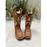 BOTA TEXANA EM COURO BORDADO NOSSA SENHORA E FLORES