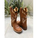 BOTA TEXANA EM COURO BORDADO NOSSA SENHORA E FLORES