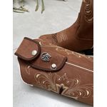 BOTA TEXANA EM COURO BORDADO CRUZ BEGE E PRETO + KIT CANIVETE