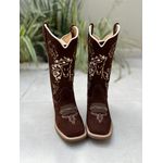 BOTA TEXANA EM COURO NOBUCK MARROM BORDADO CAVALO + NOSSA SENHORA SOLADO MARROM